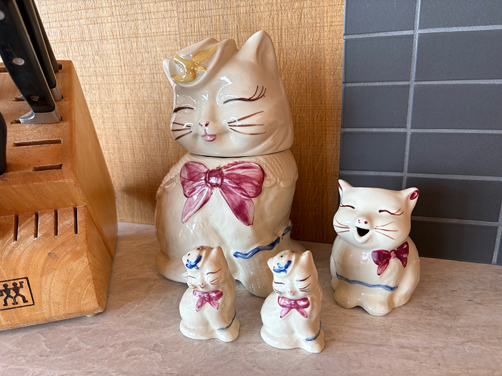 Cookie jar, creamer and salt and pepper shakers with fanciful smiling cat design